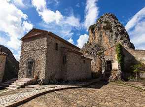 La Chiesa di Santa Maria degli Angeli nel borgo medievale di San Severino di Centola.
