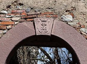 Stemma sul portone d&rsquo;ingresso al Palazzo Baronale di San Severino di Centola.