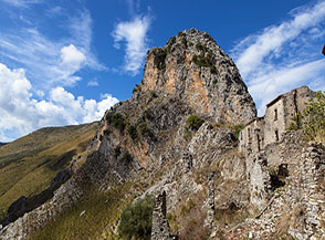 Scorcio della possente cresta rocciosa (Cresta Nord-Est del Monte Chiancone) su cui sorgono i ruderi di San Severino di Centola.