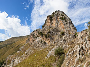 Scorcio dei baluardi rocciosi lungo la Cresta Nord-Est del Monte Chiancone.