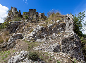 Lungo l&rsquo;erto sentiero per il Castello di San Severino di Centola.