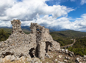 Fra le rovine del Castello di San Severino di Centola.