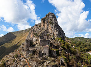 L&rsquo;antico borgo di San Severino di Centola, in strategica posizione sulla Cresta Nord-Est del Monte Chiancone.