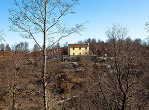 Il Santuario di Santa Maria dei Monti nei pressi della cima di Monte Campanaro.