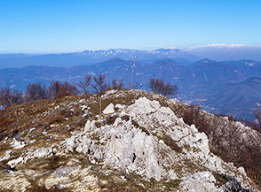 I monti del Taburno e sullo sfondo quelli del Matese visti dalla cima del Cerreto.