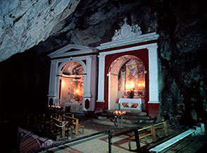 Il Santuario di Sant&rsquo;Angelo, sorto all&rsquo;interno di un&rsquo;ampia grotta ai piedi della parete.
