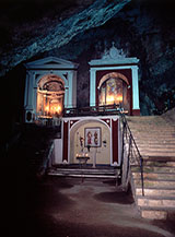 Il Santuario di Sant&rsquo;Angelo, sorto all&rsquo;interno di un&rsquo;ampia grotta ai piedi della parete.