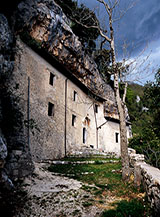 L&rsquo;entrata del piccolo Santuario di Santa Maria della Ritornata, sopra Civita d&rsquo;Antino.