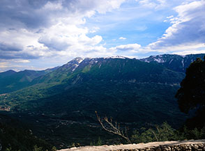 Vista sui Monti Ernici e la Val Roveto dalla terrazza antistante l&rsquo;Eremo-Santuario di Santa Maria della Ritornata.