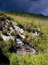 L&rsquo;Eremo-Santuario di Santa Maria della Ritornata, nascosto fra i boschi sopra Civita d&rsquo;Antino.