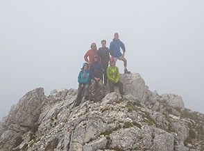 Allegra compagnia sulla cima di Sasso Borghese.
