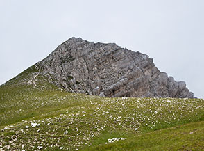 La punta rocciosa di Sasso Borghese vista dall&rsquo;omonimo passo.