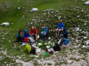 Pausa pranzo al riparo dal vento in una delle doline del Passo di Sasso Borghese.