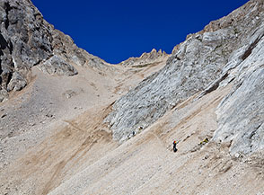 Traverso sui ghiaioni in vista del Passo di Ombretola.