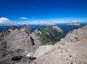 Grandioso panorama verso ovest dal Sasso Vernale, la verde valle sotto di noi &egrave; quella di Contrin.