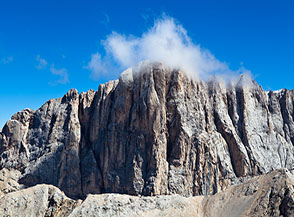 Vista sui grandiosi pilastri che segnano la Parete Sud della Marmolada.