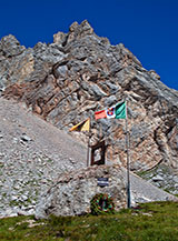 L&rsquo;installazione commemorativa dei Sentieri dell&rsquo;Amicizia ai piedi di Punta Jigole.