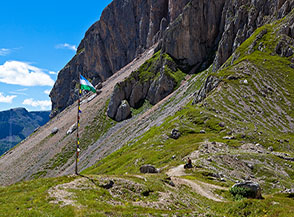 Il colle prativo che separa la Val di Tasca (a monte) con la Val di Jigole (a valle).