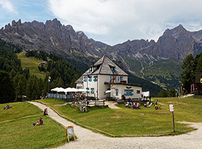 Il Rifugio Ciampedie sull&rsquo;omonimo colle a belvedere sulla Valle del Vajolet.