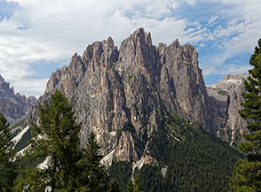 Le stupende Pale del Mesd&igrave; o Mezzod&igrave; (formate dalla Pala del Mesd&igrave;, il Gran Cront e il Cront di Mezzo) viste dal Ciampedie.