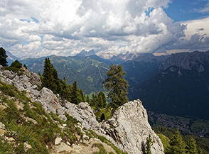 Lungo il Sentiero delle Pale Rabiouse a balcone sulla Val di Fassa.