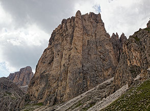 Al cospetto della possente Parete Sud dei Mugoni.