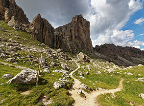 Incrocio dei sentieri nell&rsquo;amena conca alpina del Pael.