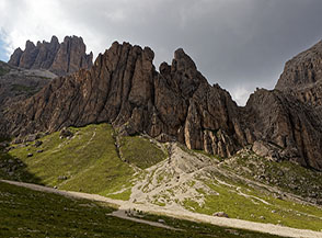 La conca del Pael chiusa dai contrafforti rocciosi dei Mugoni.