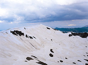 L&rsquo;Anticima Nord del Marsicano chiude i pendii alla testata di Valle Orsara.