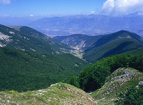 Il Vallone Grottella, a valle s&rsquo;intravede Sulmona.