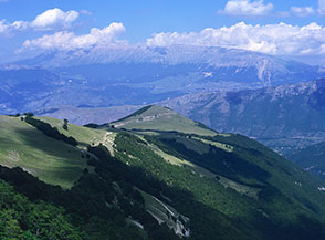 I panoramici pascoli di Colle dell&rsquo;Acero, sullo sfondo la Majella.