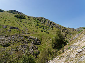 La suggestiva valletta prativa che s&rsquo;incontra alla testa del Vallone di Capra Morta.