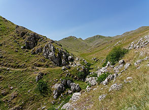 La stretta semirocciosa che dal Vallone di Capra Morte introduce all&rsquo;ampio anfiteatro prativo de il Campo.