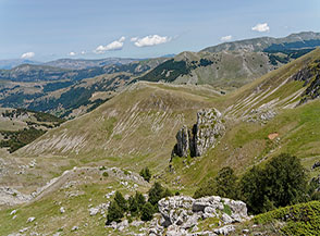Vista verso est da Cima Valle di Corte, il pulpito roccioso che risalta di fronte a noi &egrave; il Coppo di Camporotondo Meridionale.