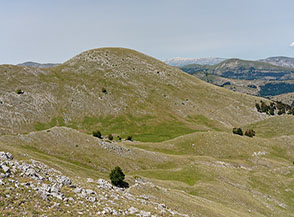 Dal Colle di Camporotondo Maggiore vista sulla conca di Camporotondo con Serra Capra Morta sullo sfondo.