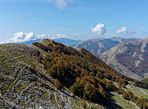 Sulla via di discesa in vista di Monte Trani.