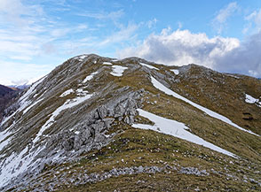 La sella che separa Monte Trani da Serra del Re (sullo sfondo).