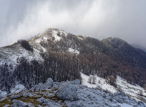 Da Serra del Re vista verso Monte Trani, alla cui dx si scorge anche il fratello minore: Monte di Trani!