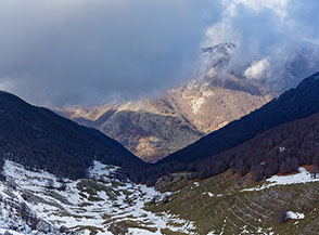 Oltre la Valle Lattara vista verso il Vallone Capo d&rsquo;Acqua.