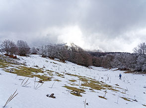 Sul fianco della cresta lungo il sentiero che ci guida verso Serra Traversa.
