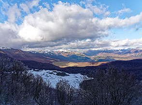 Vista sul piano imbiancato di Campo Lungo e pi&ugrave; in lontananza su quello prativo di Campo Rotondo.