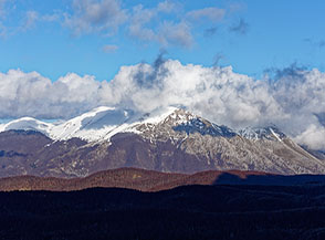 Vista sul massiccio del Marsicano le cui punte sono nascoste da un cappello di nuvole.