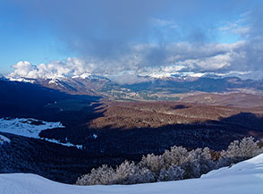 Da Serra Traversa vista sui boschi di Macchiarvana, sulla sx si scorge Campo lungo imbiancato.