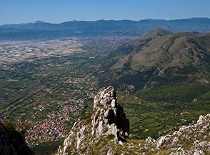 Uno sguardo a valle (Celano) dal canalone che fiancheggia la Cresta Ovest della Serra di Celano.