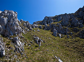 Parte sommitale del ripido canalone che fiancheggia la Cresta Ovest (sulla sx) della Serra di Celano.