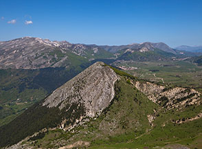 Monte Faito visto dalla Cresta Ovest della Serra di Celano, sullo sfondo i Monti della Magnola.