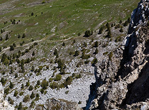Precipite affaccio sulla Valle dei Curti ai piedi del Versante Nord della Serra di Celano.