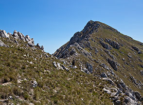 Dalla punta occidentale vista sul proseguo della Cresta Ovest della Serra di Celano.