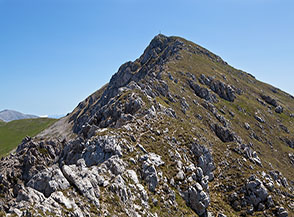Tratto sommitale della Cresta Ovest della Serra di Celano con vista della cima.