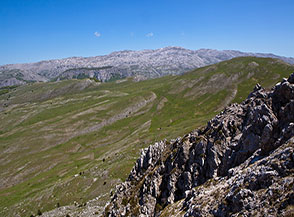 Vista sulla testata della Valle dei Curti con la cresta del Sirente sullo sfondo (dalla Cresta Ovest della Serra di Celano).